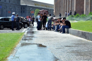 Перед мэрией Еревана продолжается бессрочный сидячий пикет (прямое включение)